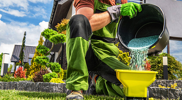 mulch and fertilizer for landscapes